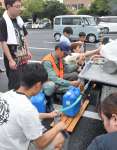 給水を受ける住民ら＝９日午前１１時半ごろ、霧島市国分中央３丁目