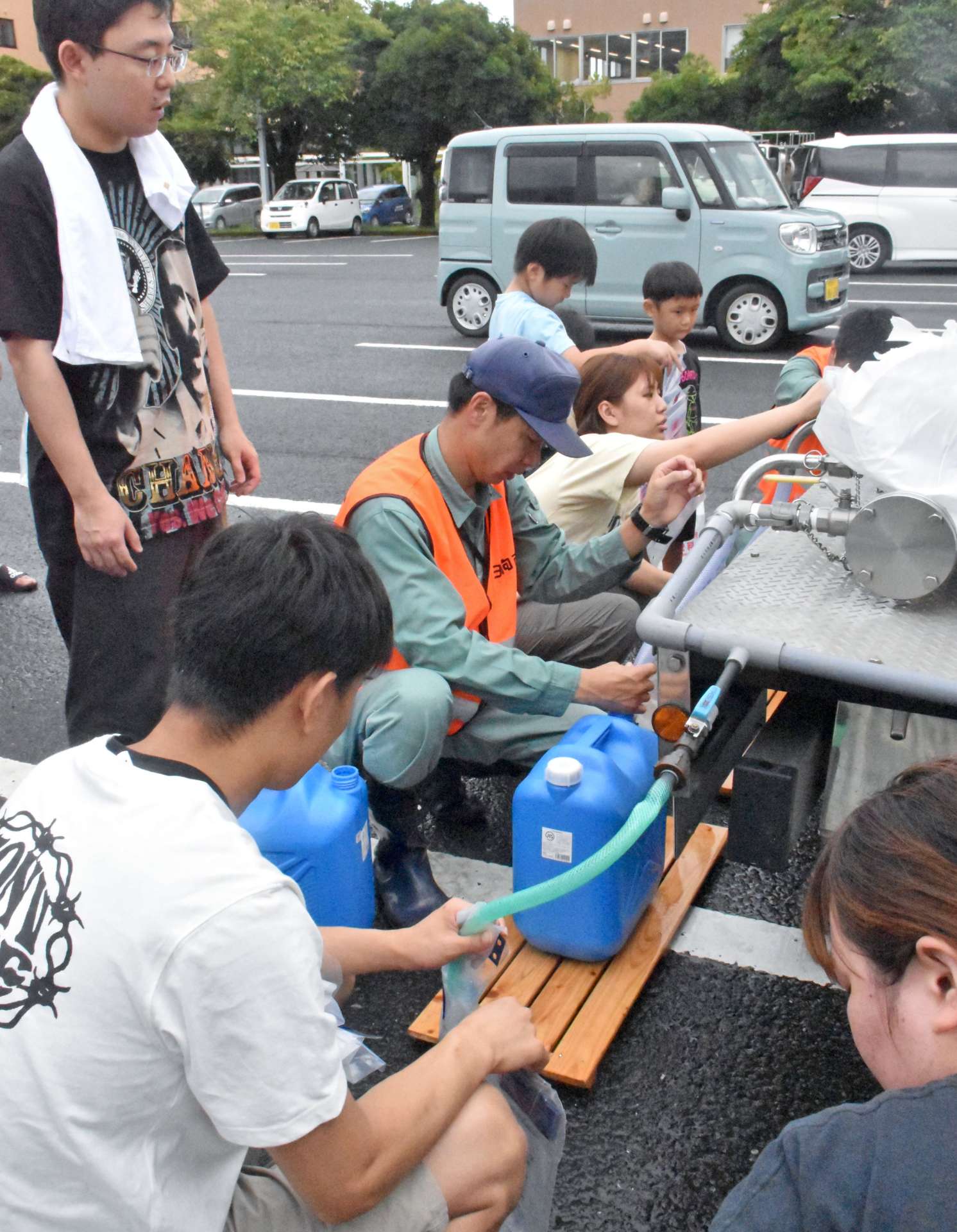 給水を受ける住民ら＝９日午前１１時半ごろ、霧島市国分中央３丁目