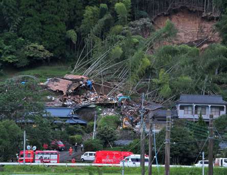 〈全体像が分かる別カット〉捜索活動が続く家屋倒壊現場＝９日午後７時ごろ、姶良市蒲生町白男