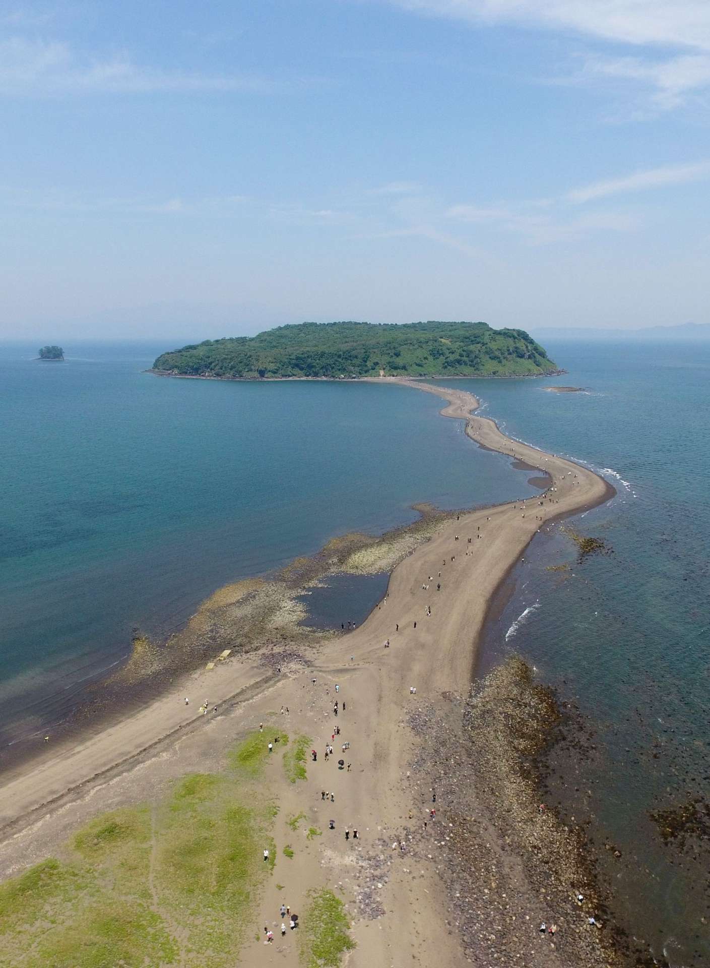 〈関連＝空高く鳥の目で見たら…〉干潮時に出現した知林ケ島の砂州＝２０１８年４月２９日、指宿市東方