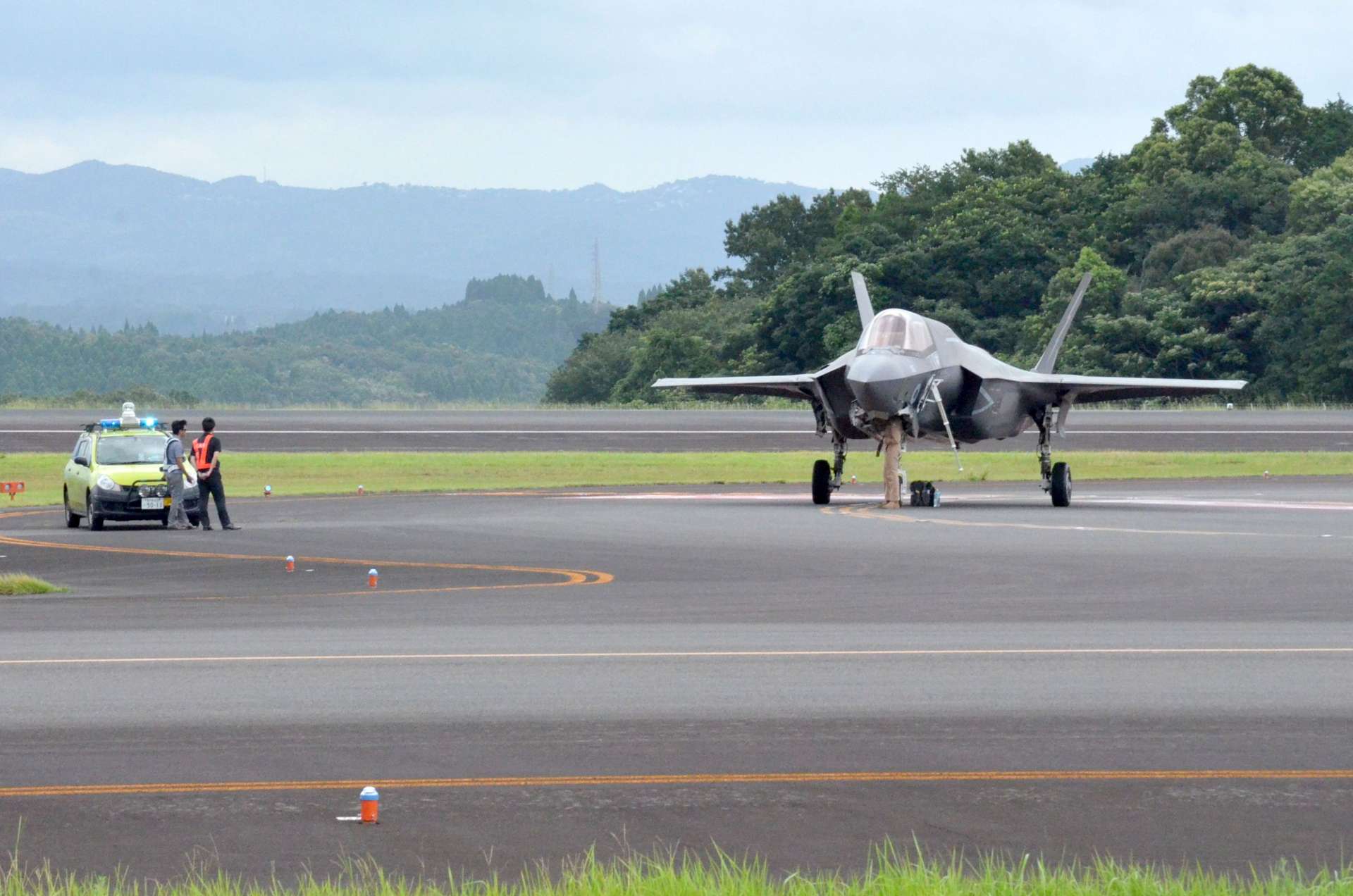 〈別カット〉鹿児島空港に緊急着陸したイギリス軍のＦ３５Ｂステルス戦闘機＝１０日午後３時、霧島市の同空港