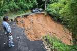 斜面が崩落し、寸断された道路＝１０日、姶良市北山