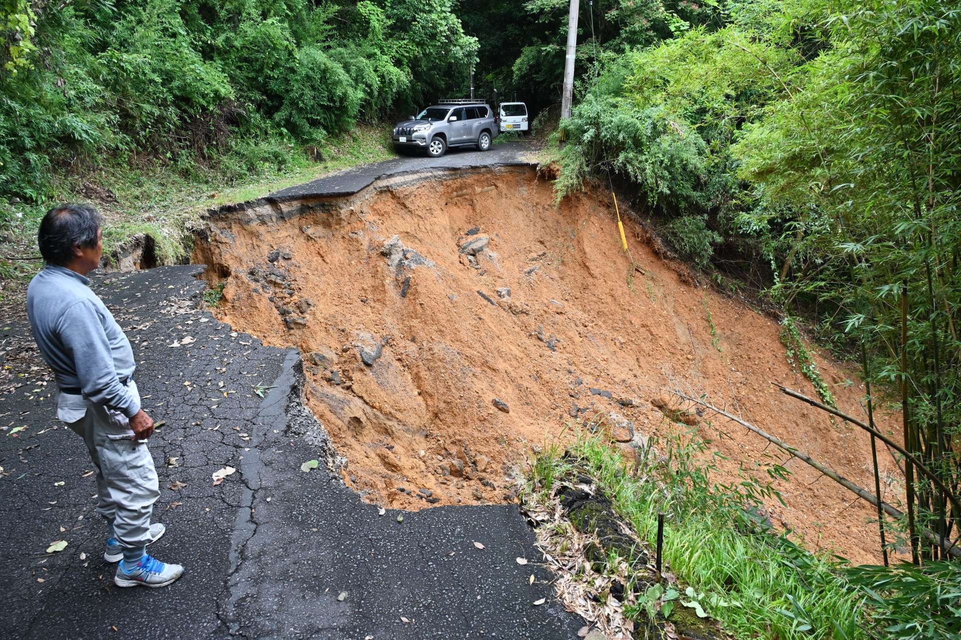 斜面が崩落し、寸断された道路＝１０日、姶良市北山