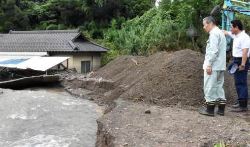 〈地元の選挙区が被災〉住宅が水没した現場を視察する自民党・森山裕幹事長＝１０日午後１時５分ごろ、霧島市福山町福山
