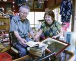 中馬兼四隊員の日記を見るおいの知敷憲一郎さん、成子さん夫妻＝６日、薩摩川内市東郷町鳥丸