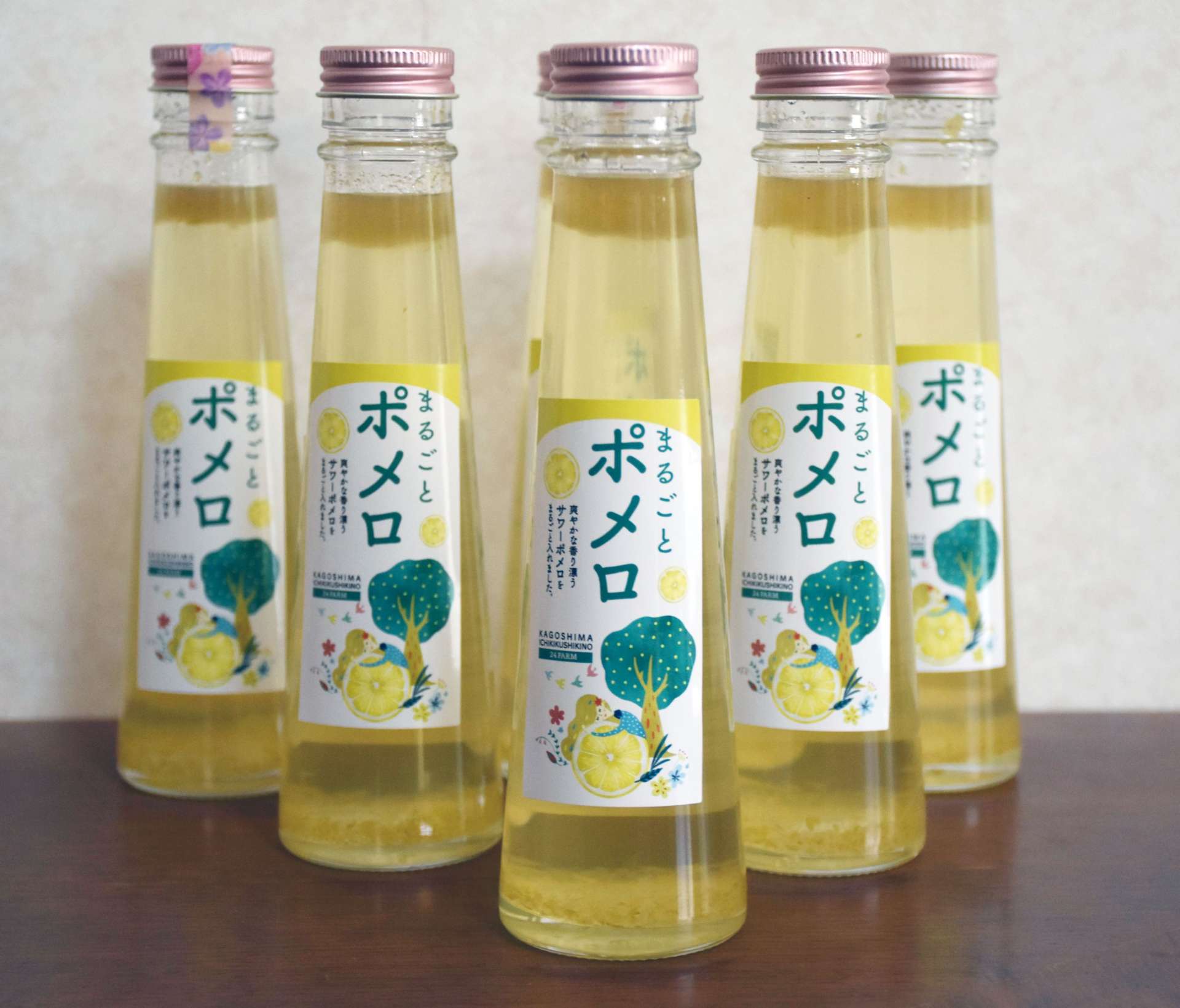 炭酸割りなどさまざまな使い方ができるシロップ「まるごとポメロ」＝いちき串木野市生福