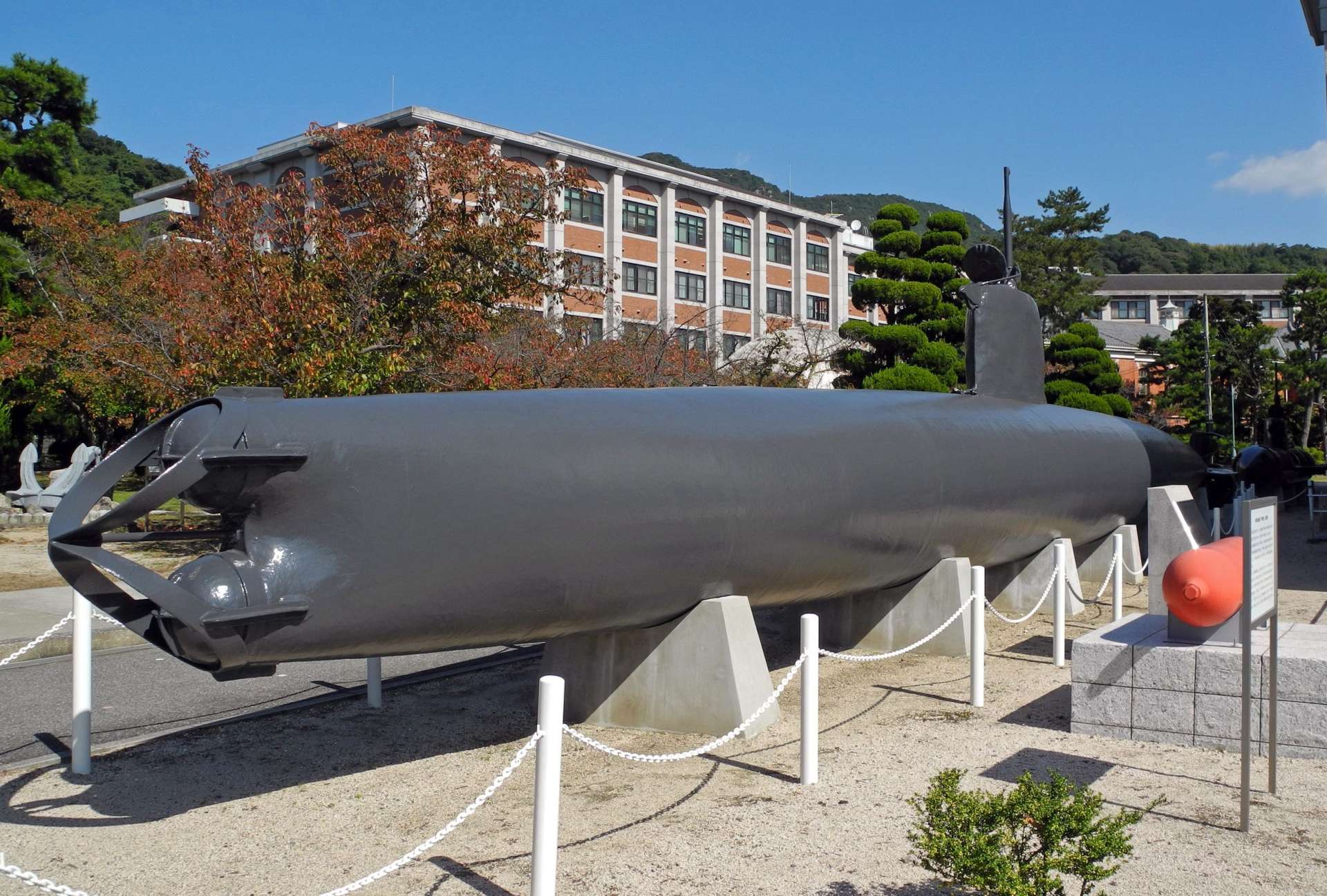 真珠湾から引き揚げられ、広島県江田島市の海上自衛隊第１術科学校に展示されている特殊潜航艇（２０１４年撮影）