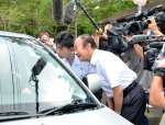 拉致に関する情報提供を呼びかける市川健一さんと高校生＝１２日、日置市吹上町中原