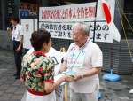 拉致被害者全員の早期救出を求める署名に協力を呼びかける増元照明さん＝１２日、東京・有楽町