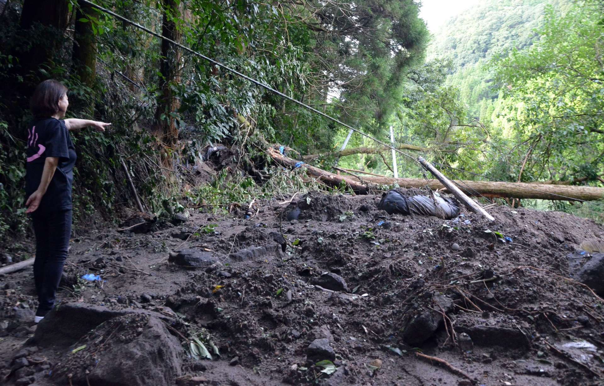 〈関連〉倒木や土砂でふさがれた田島本館に続く道＝１２日、霧島市