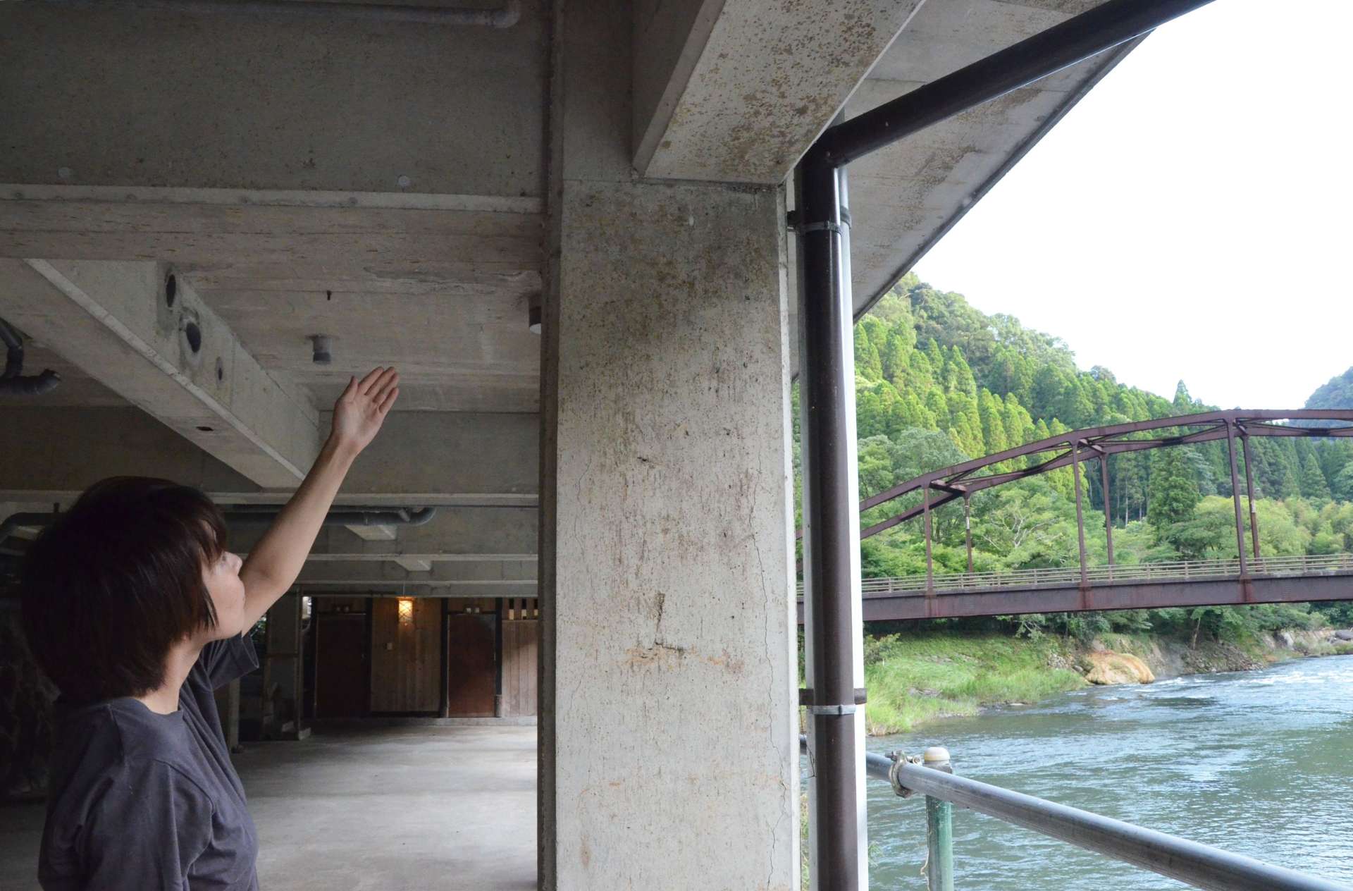 天降川沿いにある田島本館の通路。上部まで冠水した＝１２日、霧島市牧園