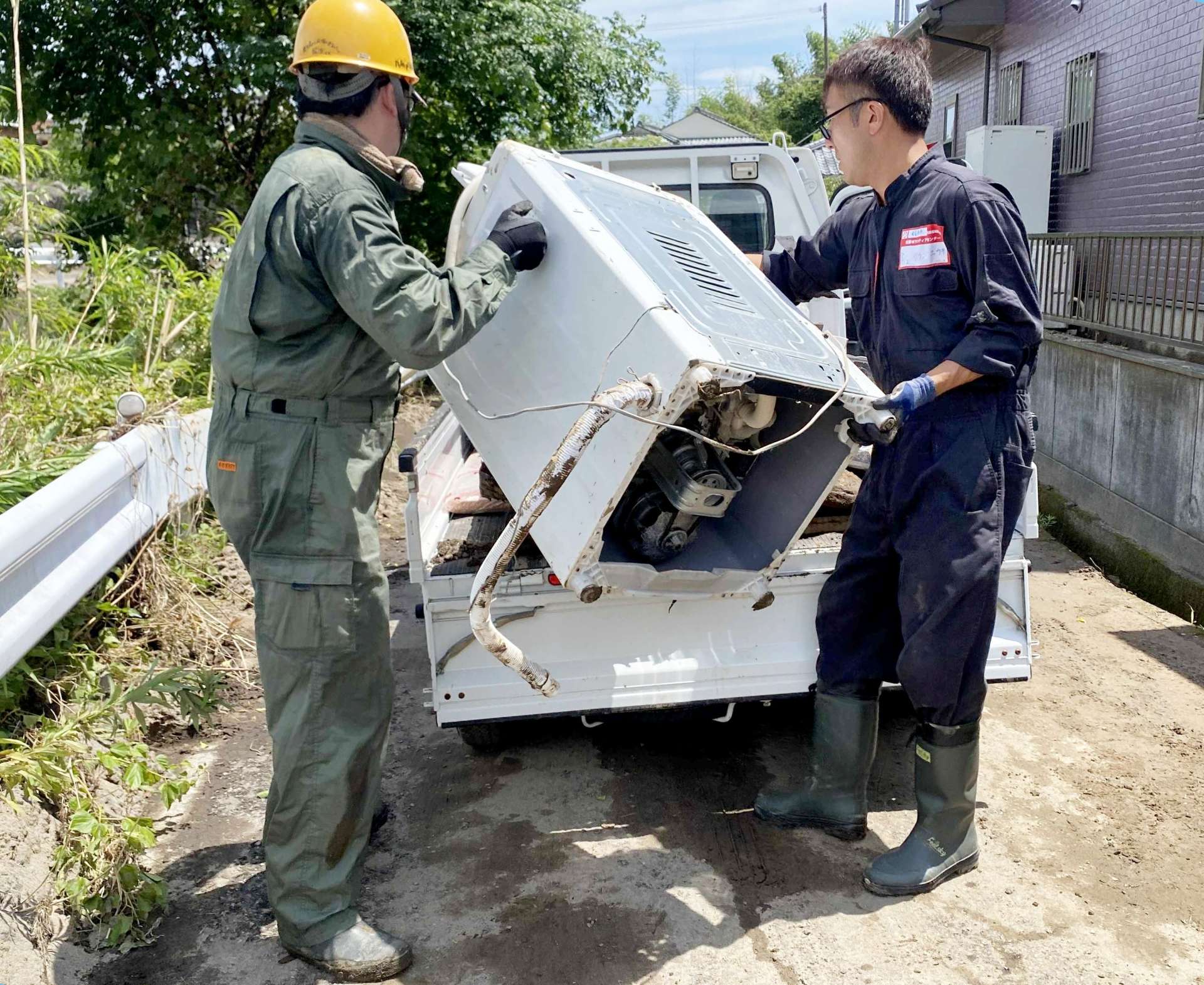 被災地で活動するボランティア＝１２日午後、姶良市平松（市災害ボランティアセンター提供）