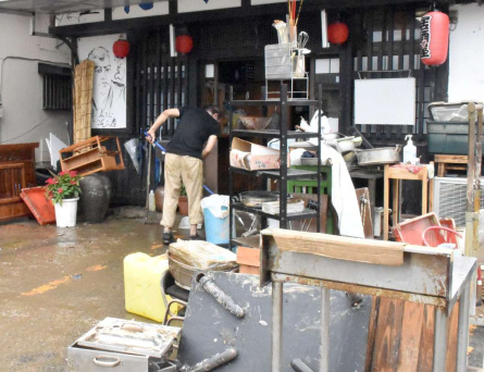 〈関連〉浸水被害にあった飲食店を片付ける店主＝９日午後０時５５分ごろ、霧島市隼人町内