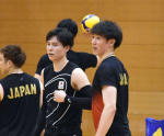 世界選手権に向けて練習する石川祐希選手（手前右）と高橋藍選手ら＝１２日、薩摩川内市のサンアリーナせんだい