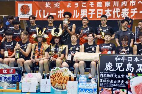 歓迎式で記念撮影するバレーボール男子日本代表の選手ら＝１２日、薩摩川内市のサンアリーナせんだい