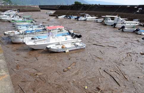 大量の流木で埋まった福山港＝１２日、霧島市福山町福山