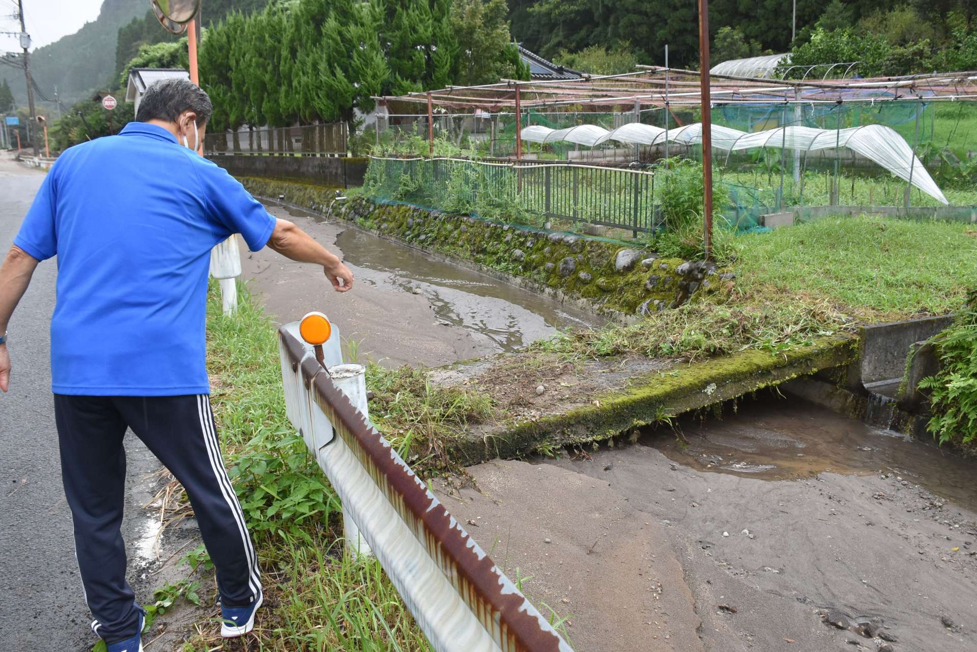 土砂で埋まった農業用水路＝１１日、霧島市隼人町松永