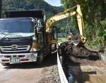 農業用水路に流れ込んだ土砂の撤去作業＝１３日、霧島市隼人町松永