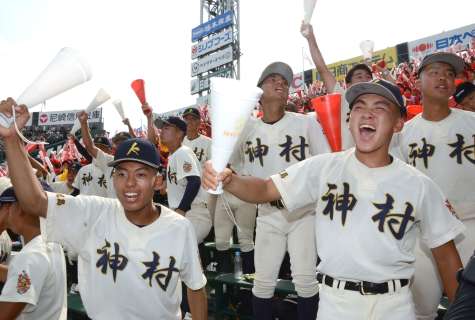 ９回裏、神村学園の得点の好機に沸き立つ一塁側アルプススタンド＝１３日午後３時２５分ごろ、兵庫県西宮市の甲子園球場