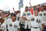 ９回裏、神村学園の得点の好機に沸き立つ一塁側アルプススタンド＝１３日午後３時２５分ごろ、兵庫県西宮市の甲子園球場