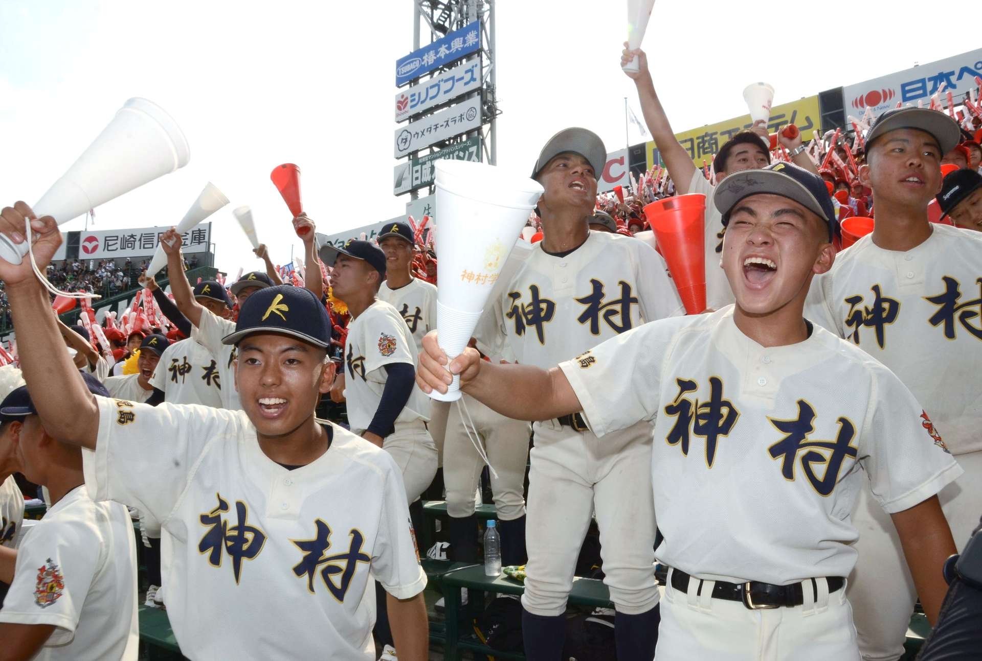 ９回裏、神村学園の得点の好機に沸き立つ一塁側アルプススタンド＝１３日午後３時２５分ごろ、兵庫県西宮市の甲子園球場