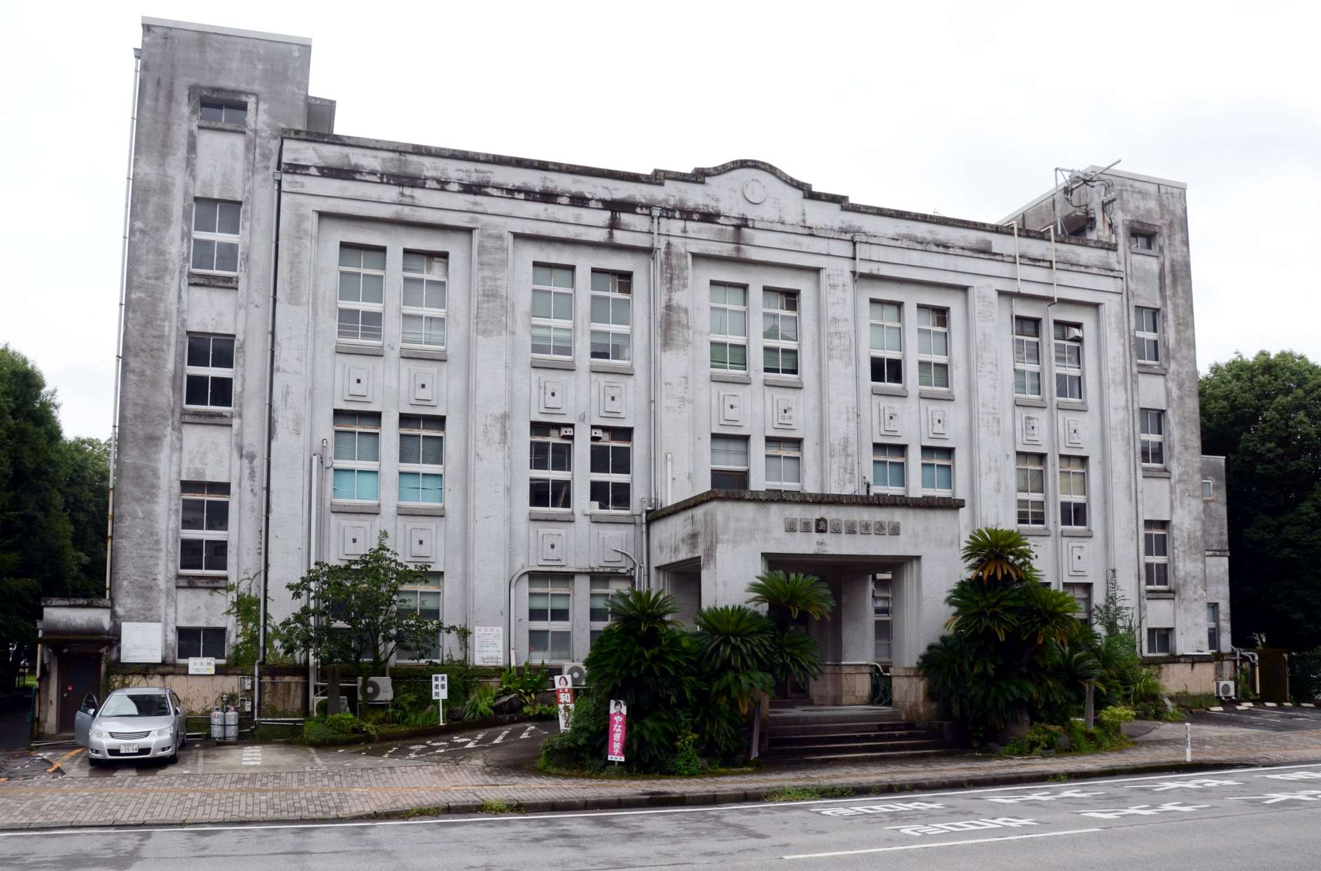 ９月にも解体が始まる鹿児島県教育会館＝鹿児島市山下町