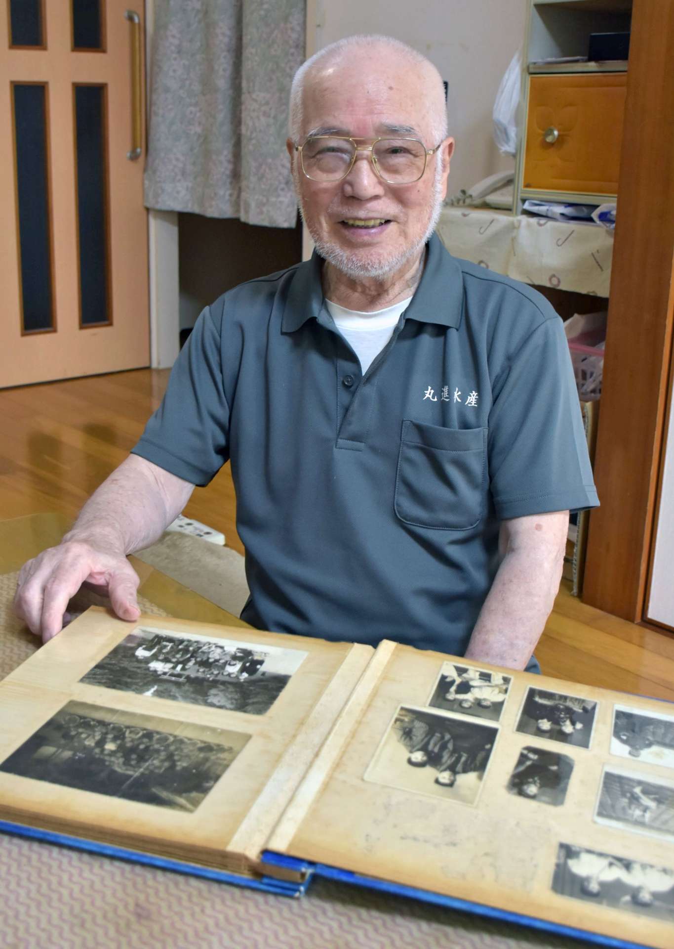 戦時中に見た旧日本兵たちの姿を語る平元隆さん＝阿久根市赤瀬川