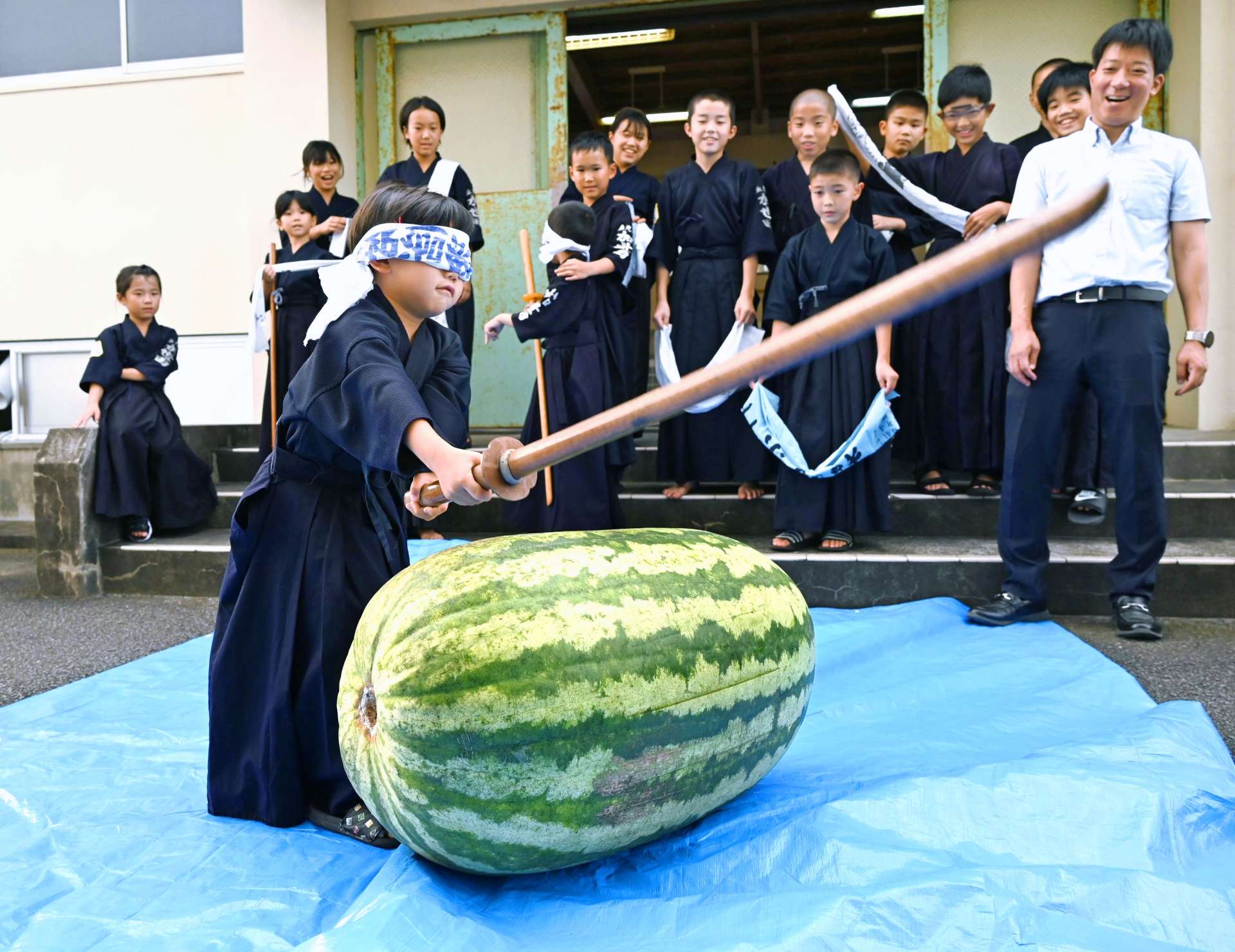 ９８キロのスイカ割りを楽しむ子どもたち＝南さつま市加世田地頭所町