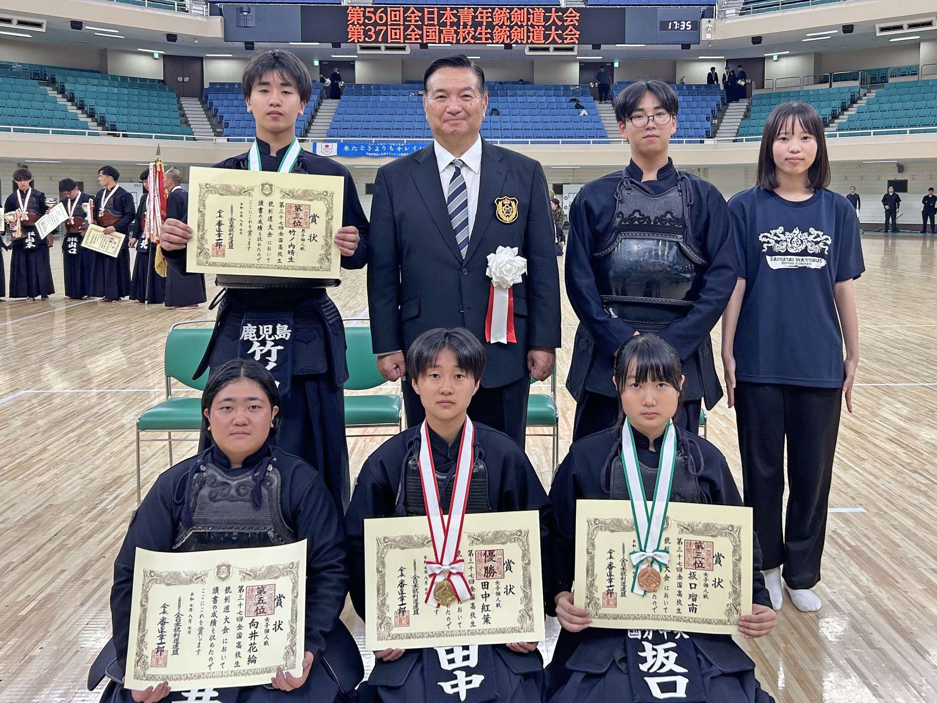 全国高校生銃剣道大会で入賞した選手ら＝日本武道館（鹿児島県銃剣道連盟提供）
