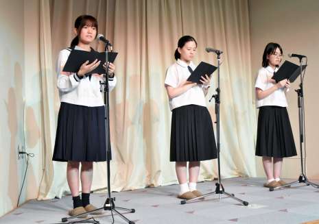 特攻隊員の手紙を朗読する高校生＝１１日、鹿児島市のかごしまメルヘン館