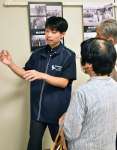 「若い世代が戦争を知らないままでいるのはまずい」との思いで来場者をガイドする小石田蒼麿さん＝８日、鹿屋市のリナシティかのや