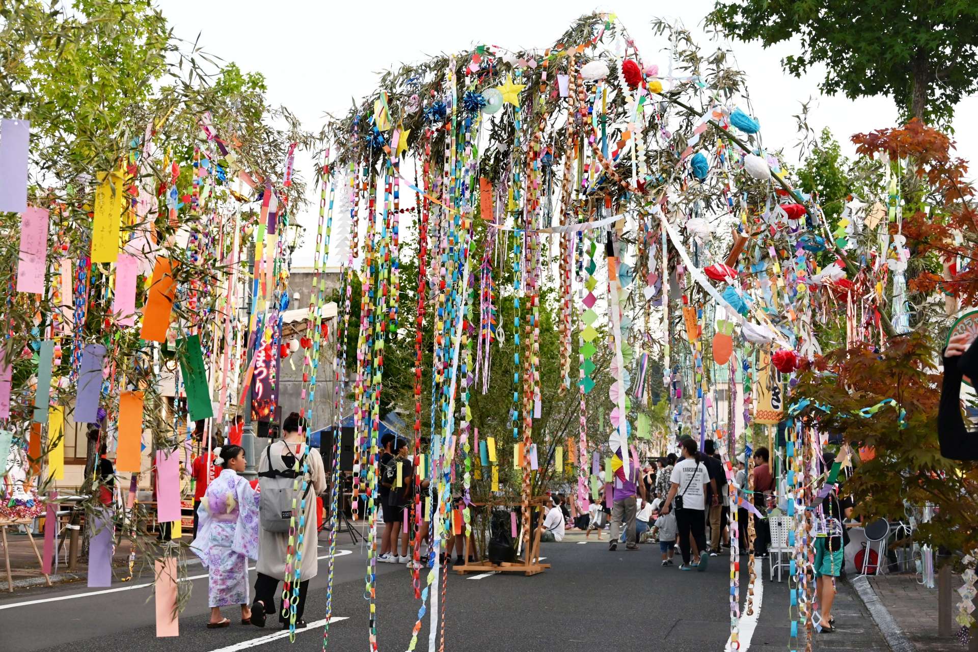 夕涼み客でにぎわう加世田ゆめぴか本町七夕まつり＝南さつま市加世田本町