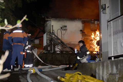 〈出火時は在宅〉炎を上げて燃える住家＝１４日午後８時２０分ごろ、西之表市西之表