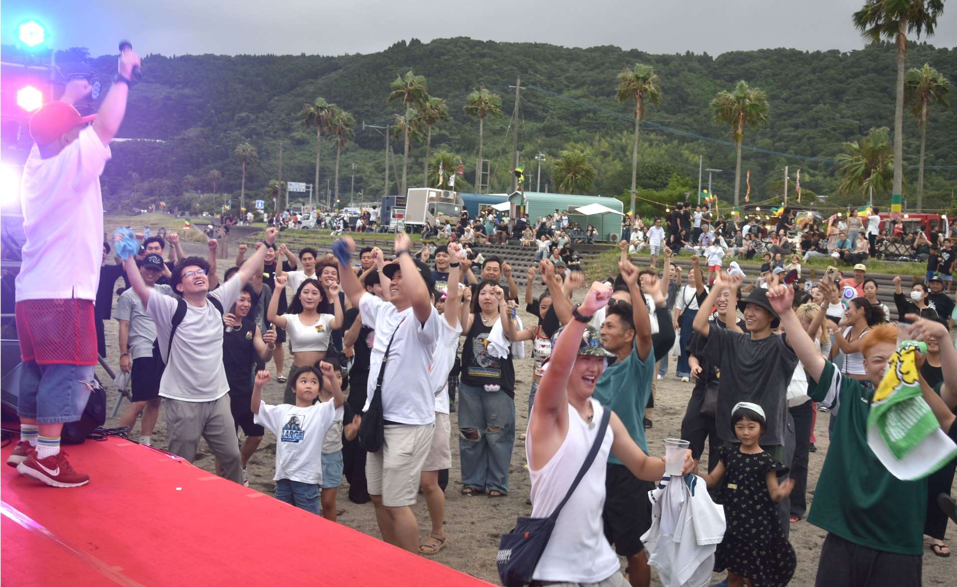 レゲエ浜まつりで盛り上がる参加者＝錦江町の神川海岸