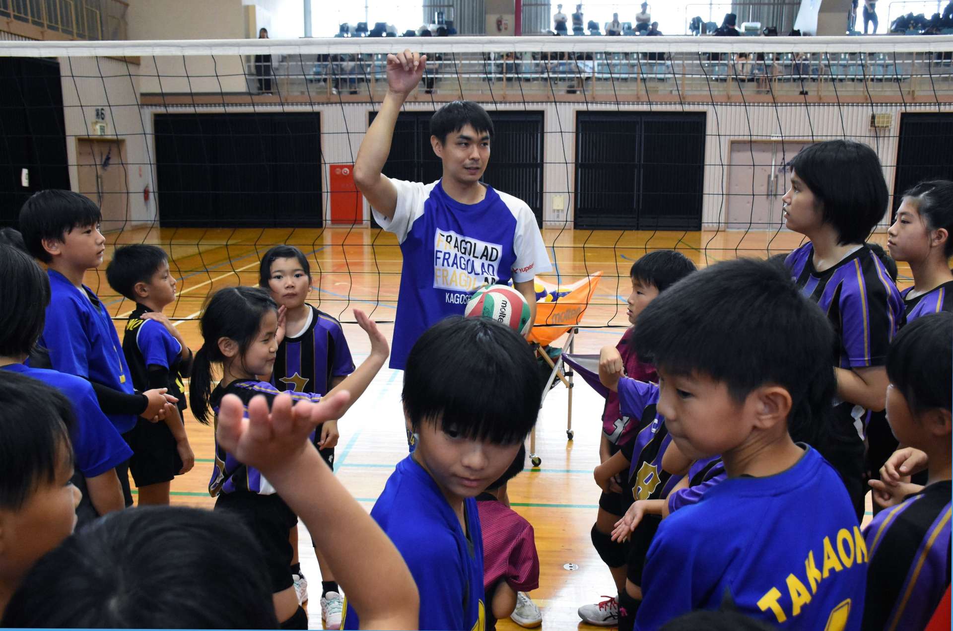 スパイクの打ち方を手ほどきする森井泉峻介さん＝出水市文化町