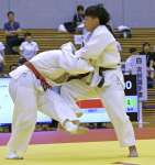 女子団体１回戦、小外刈りを仕掛ける国分中央の大将・山崎（右）＝ジップアリーナ岡山