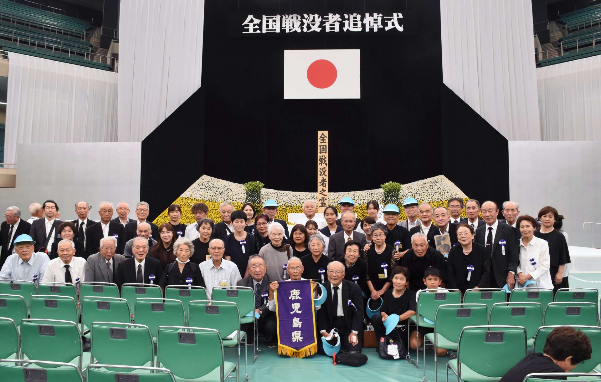 全国戦没者追悼式に参列する鹿児島県の遺族＝１５日、東京・日本武道館