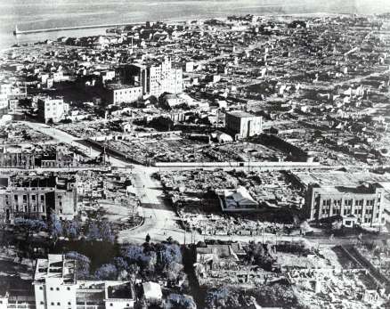 〈関連〉１９４５年１１月、鹿児島大空襲で焼け野原になった鹿児島市街地。右端が県教育会館。中央の高層ビルが山形屋で、左は中央公民館（平岡正三郎さん撮影）