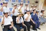 選手と写真撮影をする監督の浜田航平さん（後列左）＝薩摩川内市役所