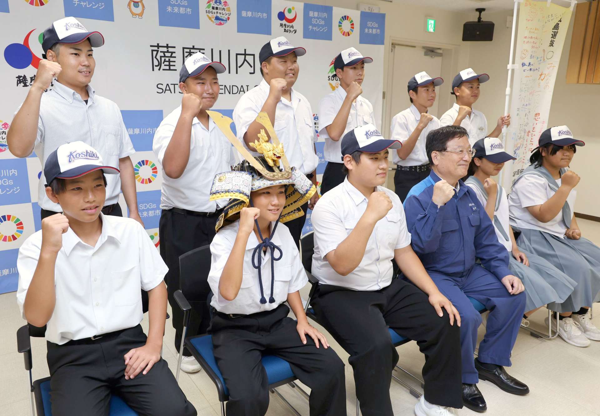 選手と写真撮影をする監督の浜田航平さん（後列左）＝薩摩川内市役所
