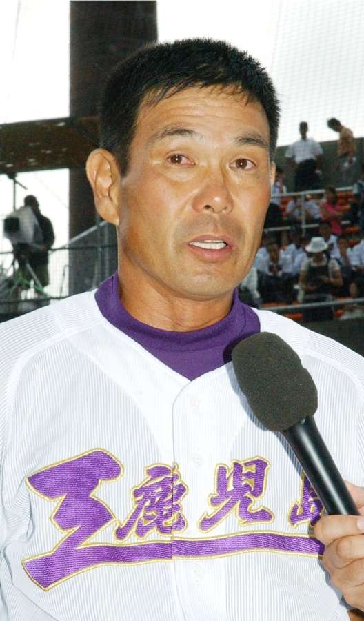 〈資料写真〉鹿児島工などで監督を務めた中迫俊明さん＝２００６年７月