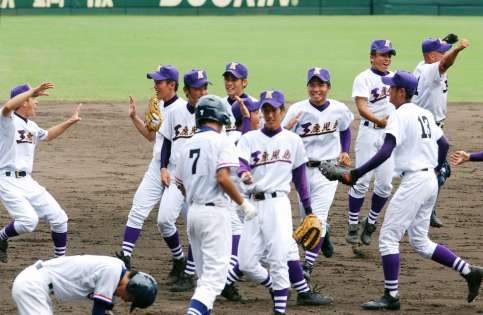 【鹿工旋風が起きた】福知山成美を延長で下し、４強進出を喜ぶ鹿児島工ナイン＝２００６年８月１８日、甲子園球場