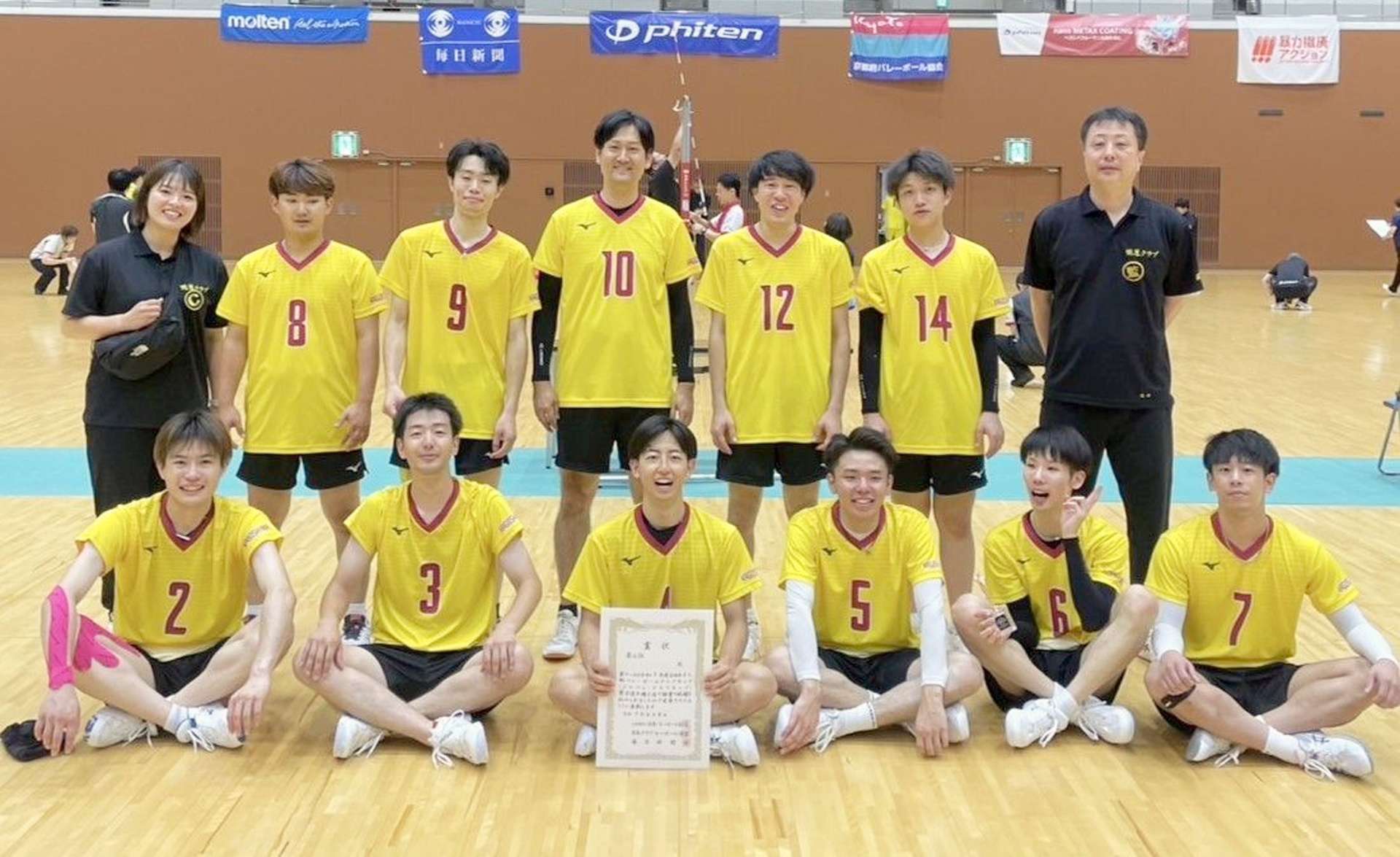 全日本９人制クラブ選手権で３位入賞した鴨葱クラブ＝島津アリーナ京都（チーム提供）