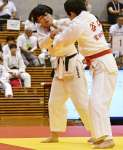 女子４８キロ級２回戦、積極的に攻める国分中央の古城＝ジップアリーナ岡山