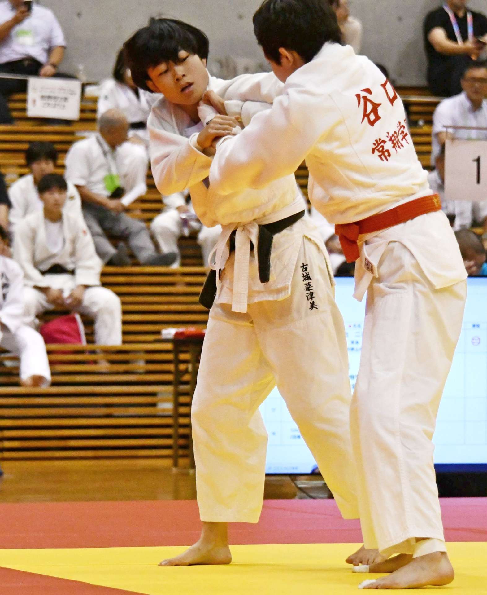 女子４８キロ級２回戦、積極的に攻める国分中央の古城＝ジップアリーナ岡山
