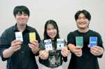 「ぜひ印刷して遊んで」と地域交通を題材にしたカードゲームをＰＲする学生＝鹿児島市の志學館大学