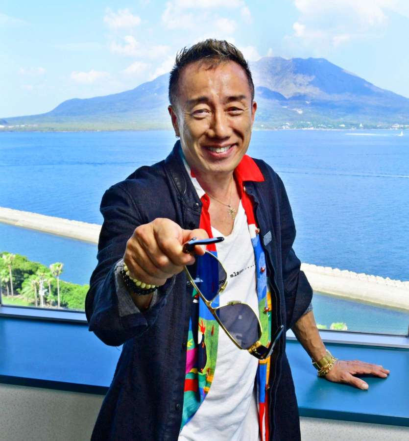 「アリーナで絶叫し『明日も頑張ろう』って思ってほしい」と語る長渕剛＝鹿児島市の南日本新聞社
