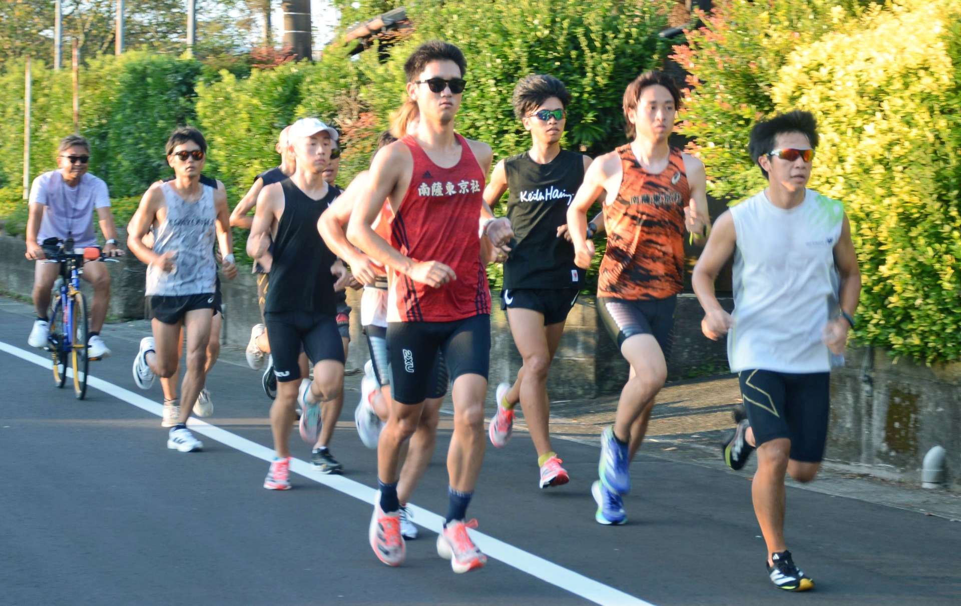 なし早朝に走り込む川辺チームのメンバー＝１７日、南九州市川辺