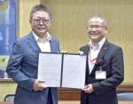 協定書を手にする西平良将市長（左）と西田晶徳・西目郵便局長＝阿久根市役所