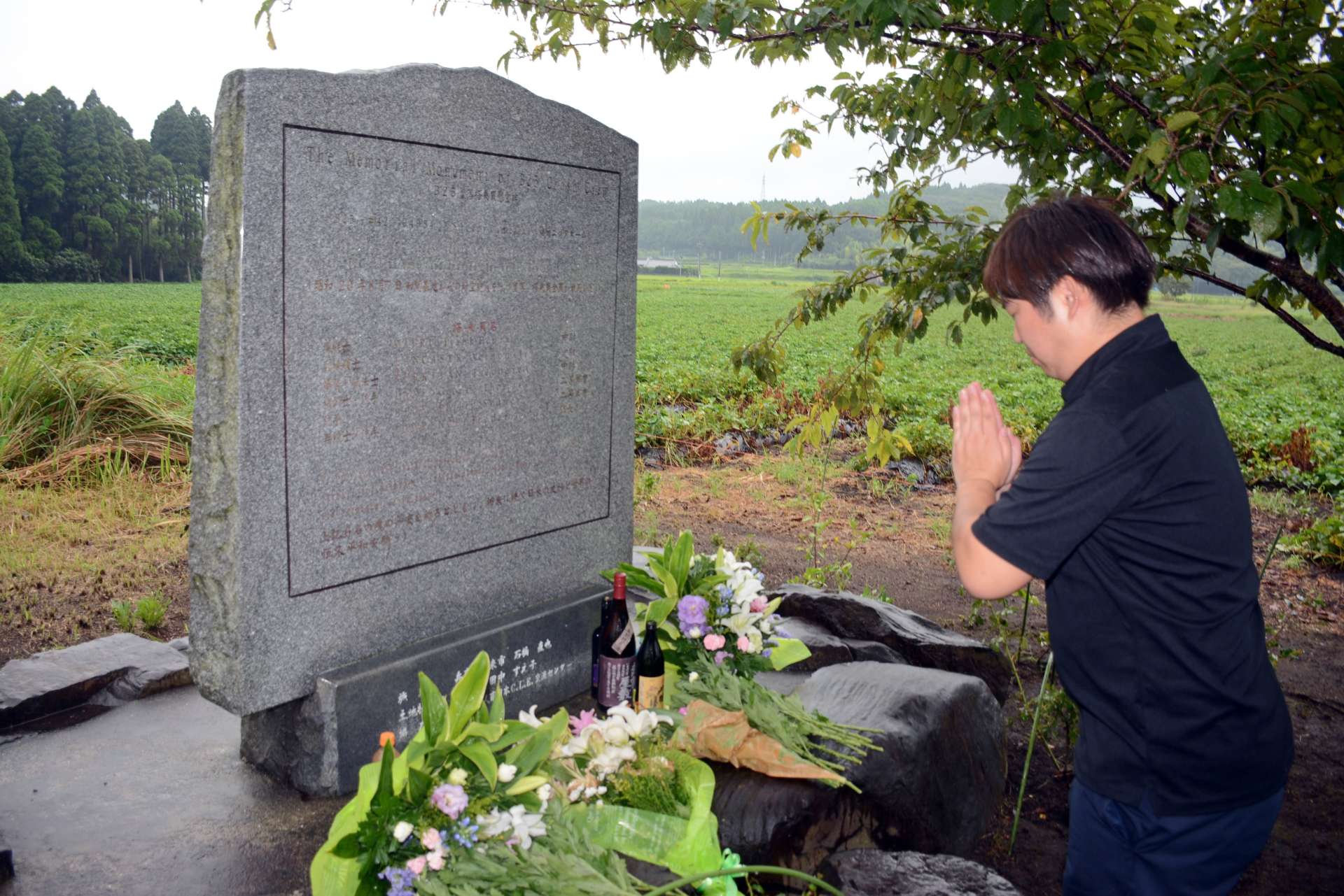 慰霊碑に献花して手を合わせる石橋直也さん＝南九州市知覧